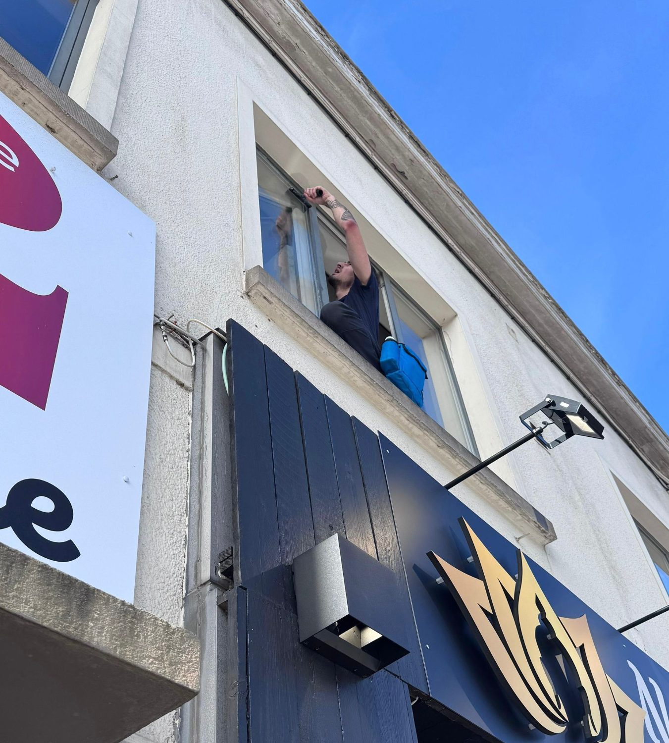 Nettoyage de la vitrine d’un commerce par VitrePure